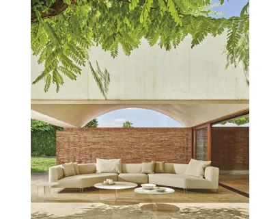 Tavolini di varie misure ed altezze con base in polimetilmetacrilato e top in HPL e ceramica bocciardata Belt Air di Varaschin