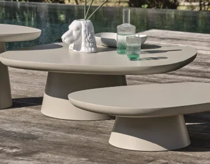 Tavolini Stone con base in metallo verniciato e top in MDF verniciato con finitura outdoor di Ditre Italia