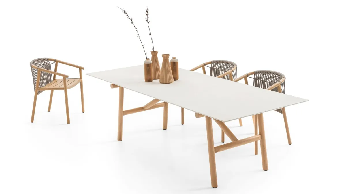 Tavolo Isamu con top in gres Calce Bianca e base in legno di Ditre Italia