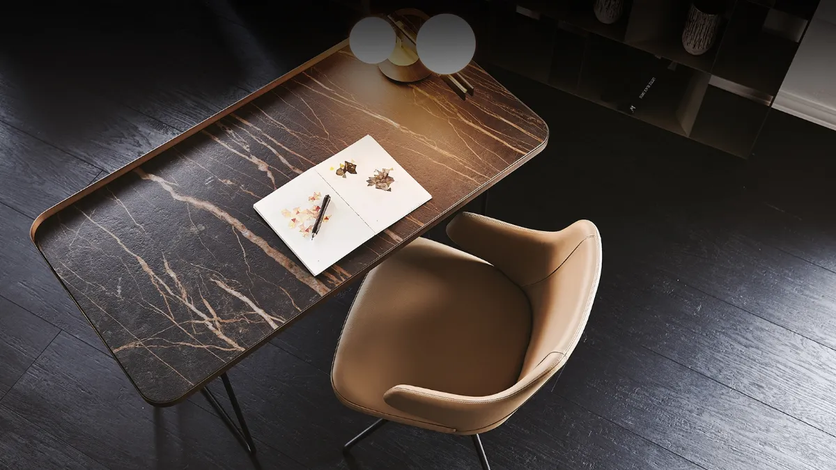 Scrivania da Ufficio con piano in ceramica e struttura in acciaio Wolf Keramik di Cattelan Italia